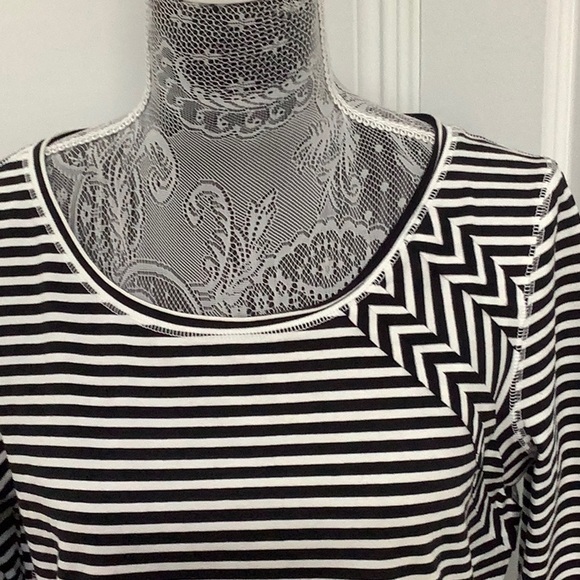 Black and White Striped Fitted 3/4 Sleeve Top Size L - Picture 3 of 10